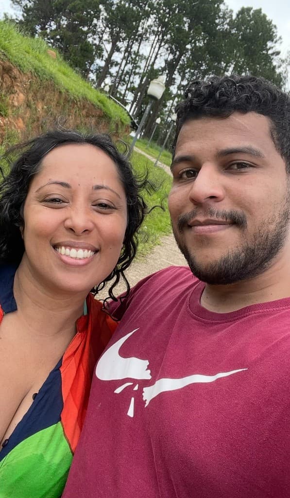João Carlos e a esposa, sorrindo ao ar livre